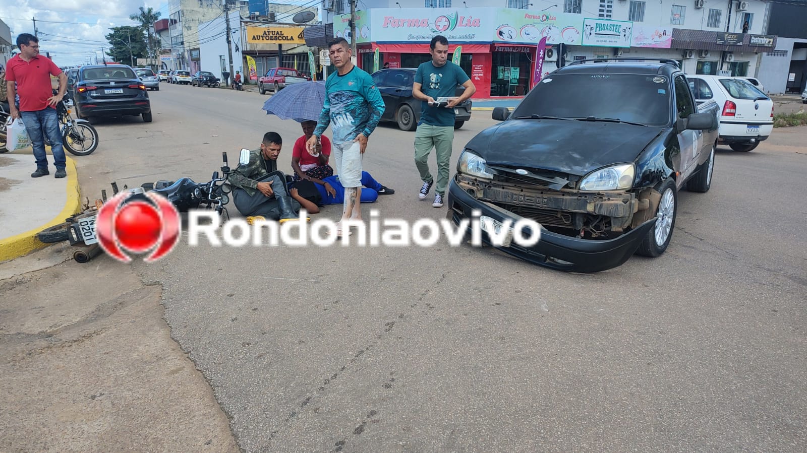 VÍDEO: Adolescente e pai sofrem grave acidente em frente ao Banco do Brasil