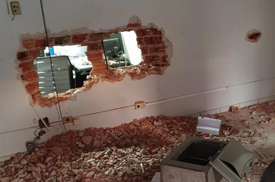 BURACOS NA PAREDE: Agência bancária do Bradesco é invadida por criminosos