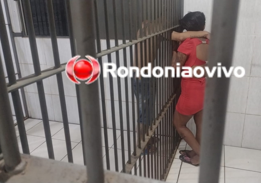 ABRAÇADOS NA CELA: Casal preso com drogas faz juras de amor em delegacia