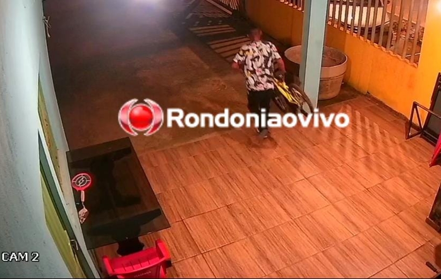 FLAGRADO: Vídeo mostra ladrão furtando bicicleta de criança em residência