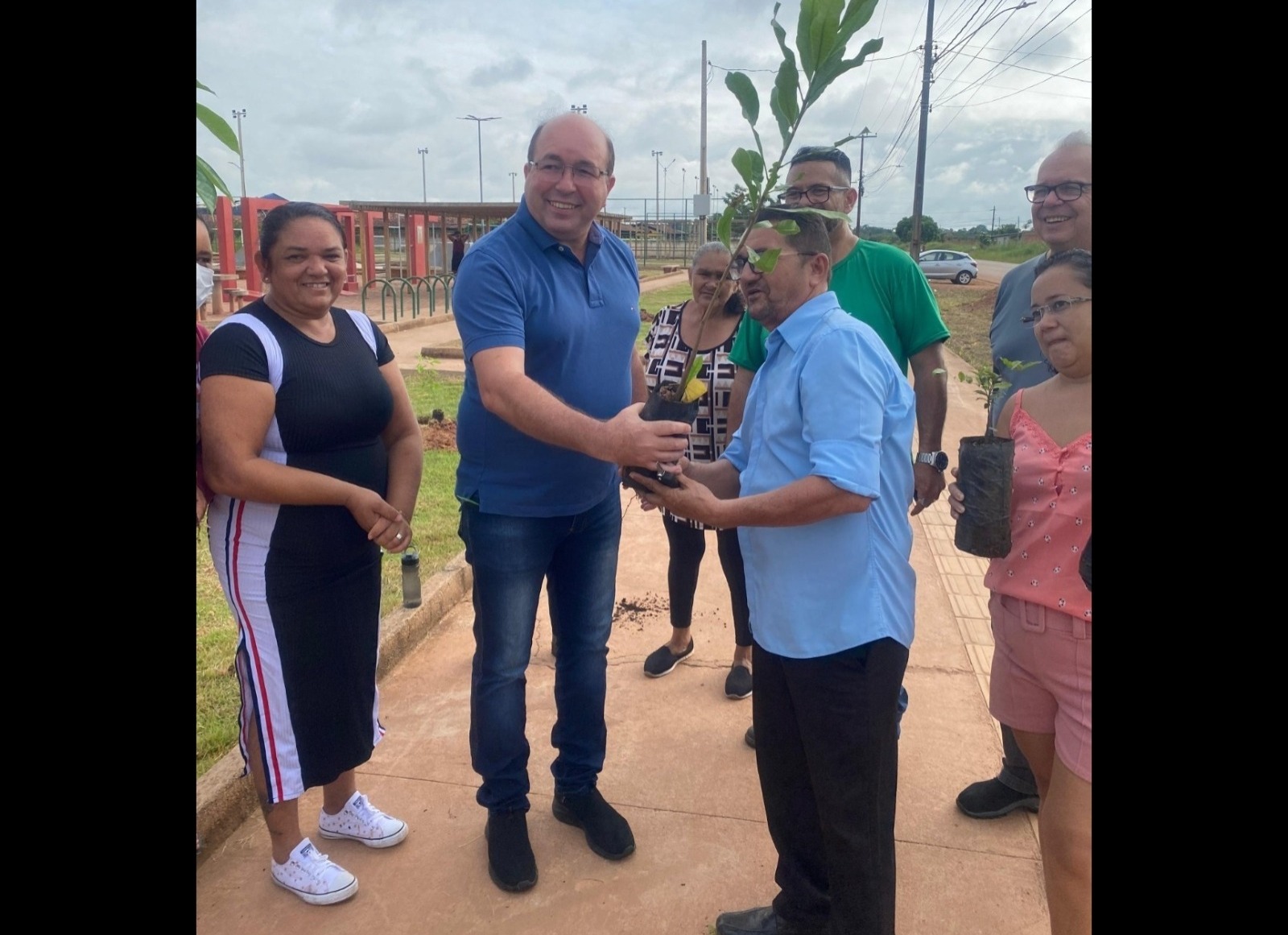 EDWILSON NEGREIROS: Após pedido atendido, vereador participa de ato de arborização em Praça 