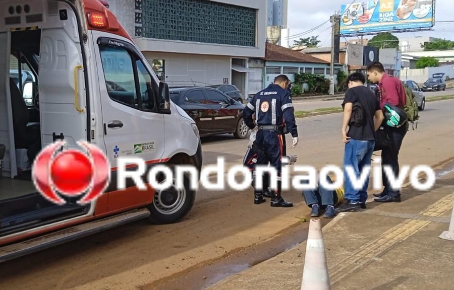 FRATURA: Motociclista vai parar no meio fio após queda ao desviar de ciclista