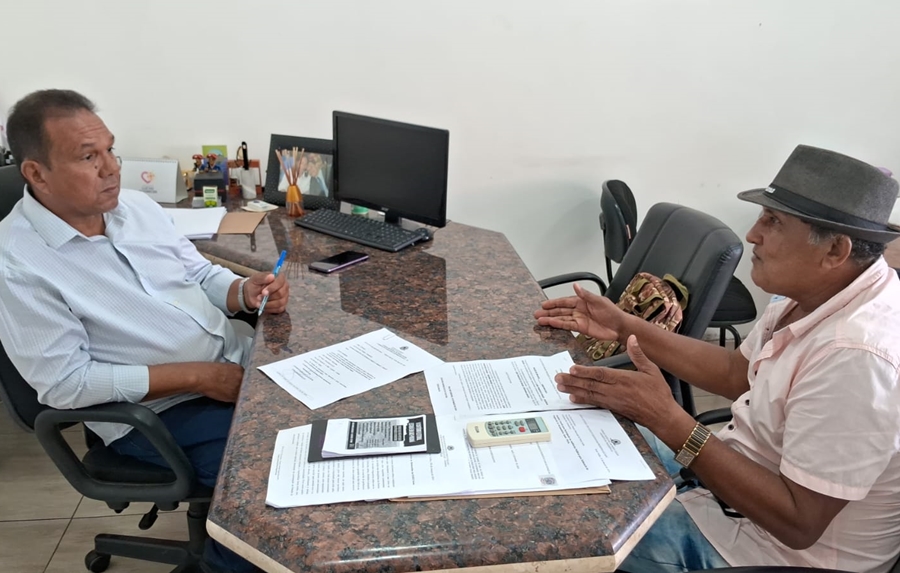 JURANDIR BENGALA: Vereador solicita iluminação pública e tapa-buraco para o bairro Ronaldo Aragão