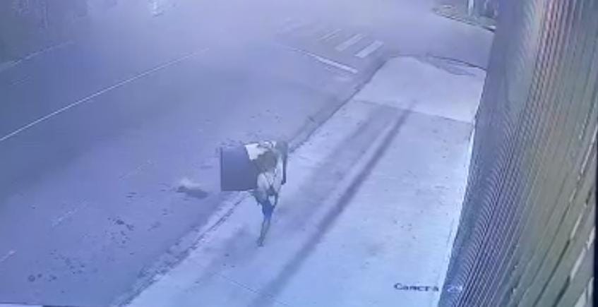 VÍDEO: Criminosos invadem conveniência pelo telhado e fazem arrastão 