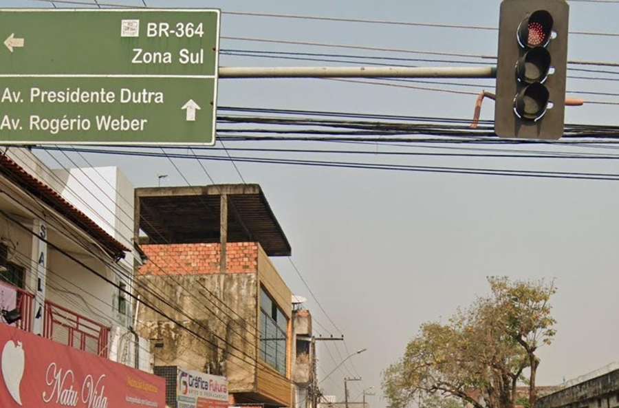 SURPREENDIDA: Mulher de 50 anos para em semáforo e criminosos roubam moto Biz