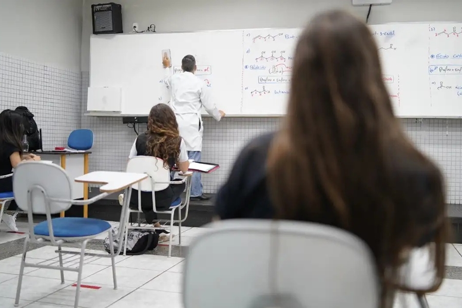 SEGUNDA (25): Estudantes começam a receber primeira parcela do Programa Pé-de-Meia