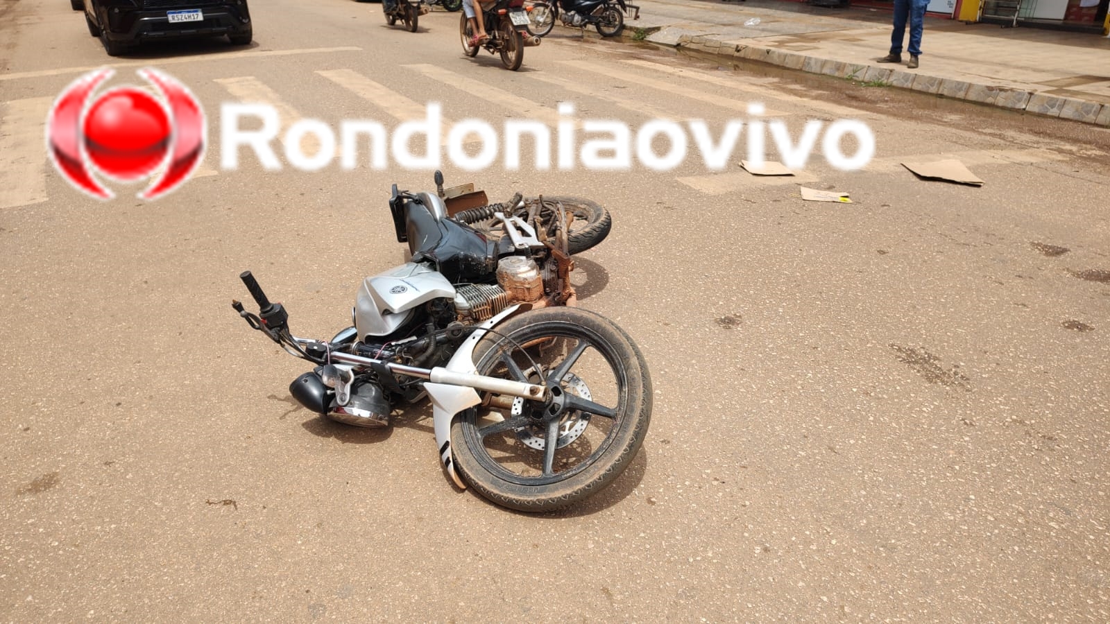 DESACORDADA: Jovem fica em estado  grave ao ser atropelada por moto na faixa