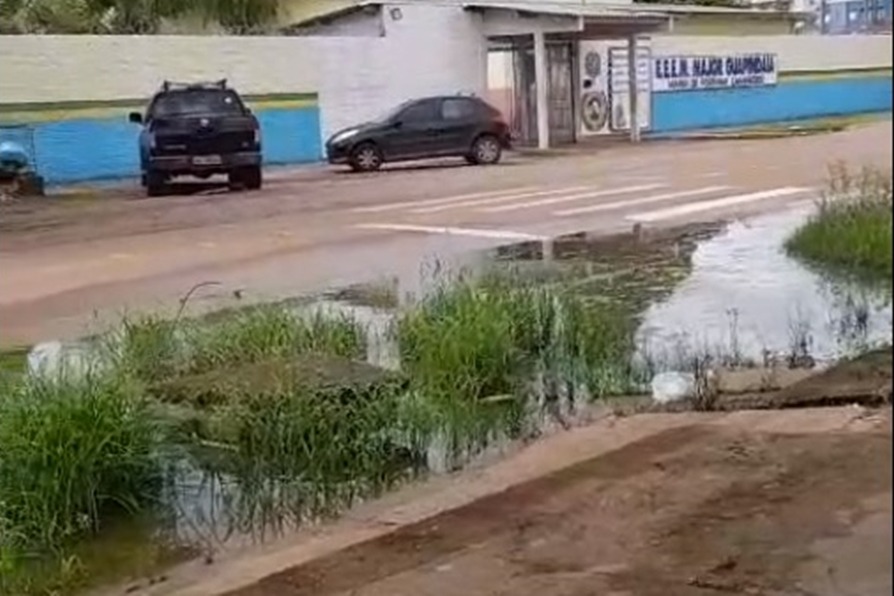PEDIDO DE PROVIDÊNCIA: Moradores sofrem com odor de aguaceiro em frente à escola em Porto Velho