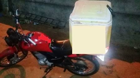 NA FARQUAR: Motoboy é assaltado e criminoso esfomeado leva até o lanche 