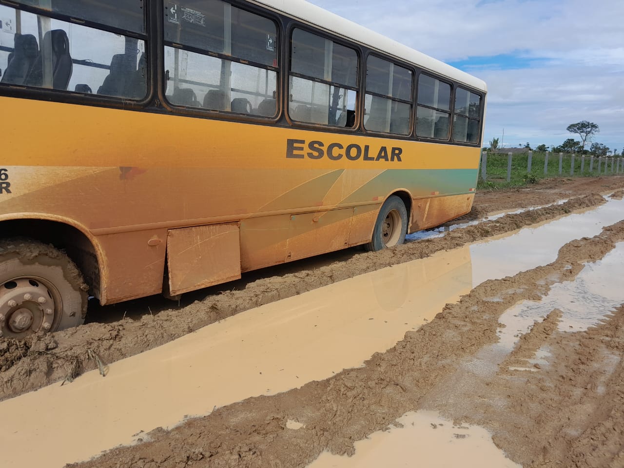 VILA SAMUEL: Estudantes estão sem acesso à escola devido péssimas condições das estradas