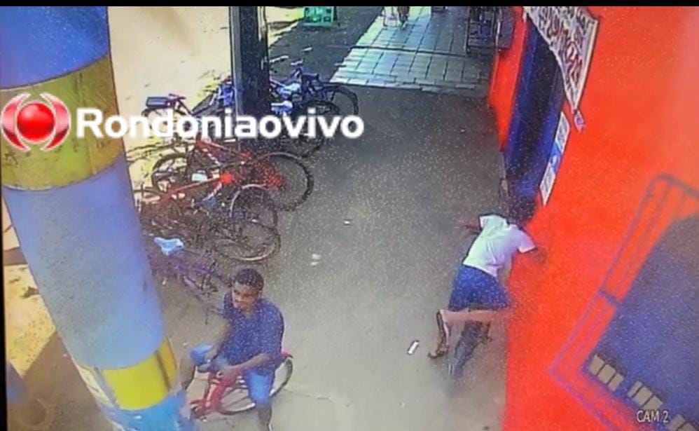 VÍDEO: Criança tem bicicleta furtada por ladrões na frente de supermercado