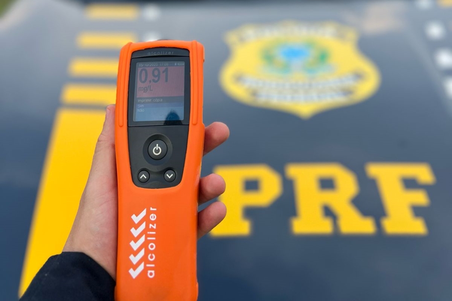 BÊBADO: Motorista entra na contramão, quase atinge viatura da PRF e ataca policiais