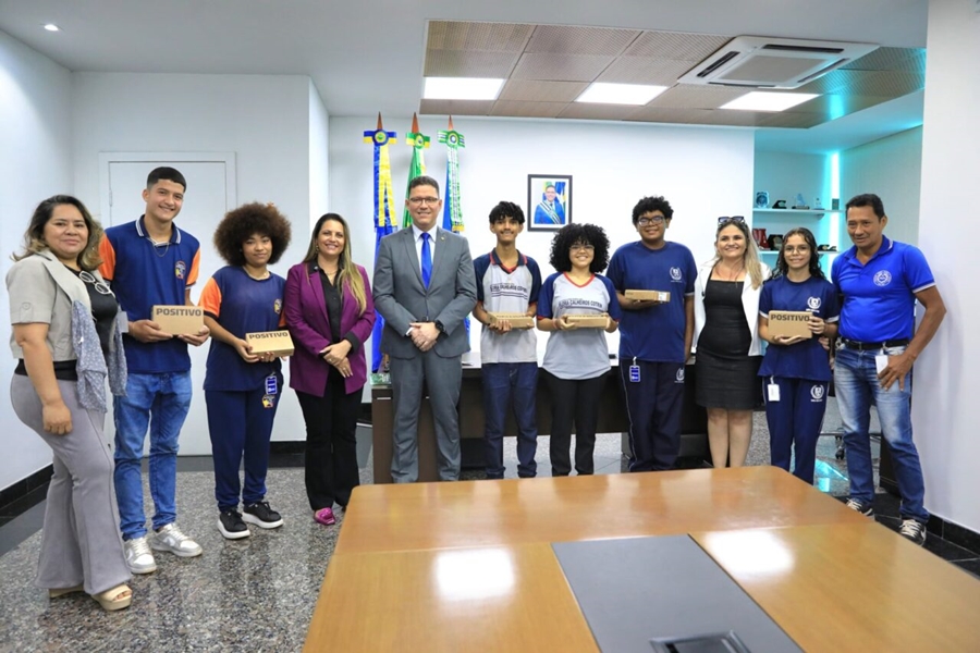 RECURSOS DIGITAIS: Entrega de tablets fortalece educação em Rondônia