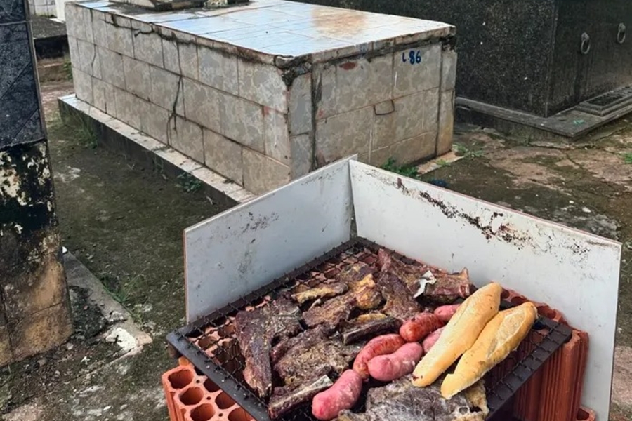 ENTRE LÁPIDES: Coveiros fazem churrasco dentro de cemitério em Rio Branco