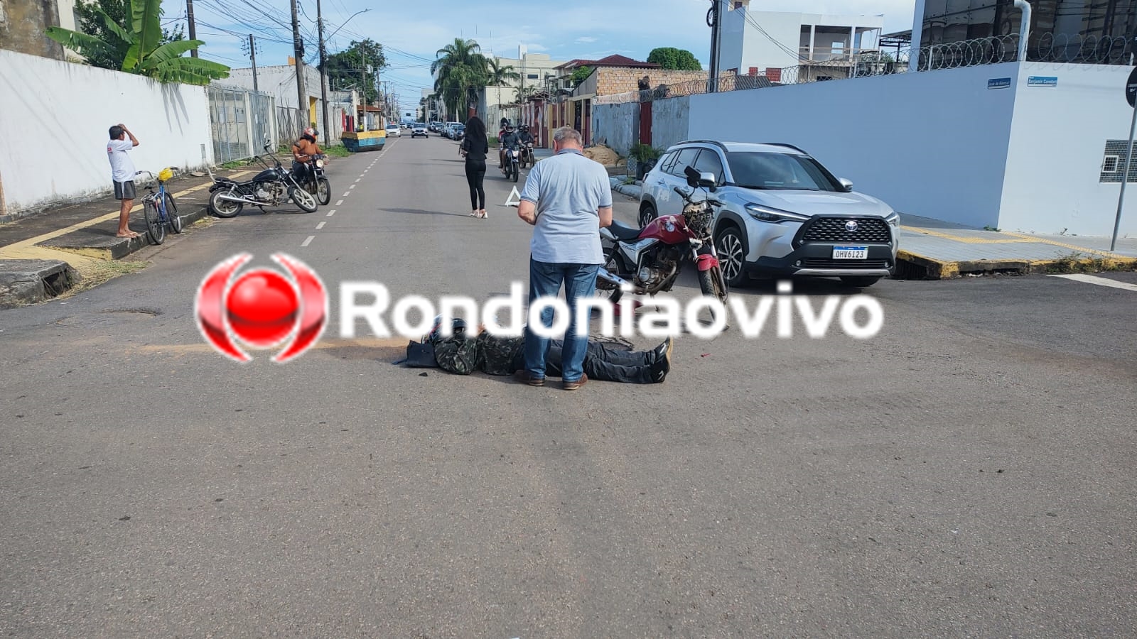 NA BENJAMIN: Motociclista tem ferimentos após colisão contra carro no Centro