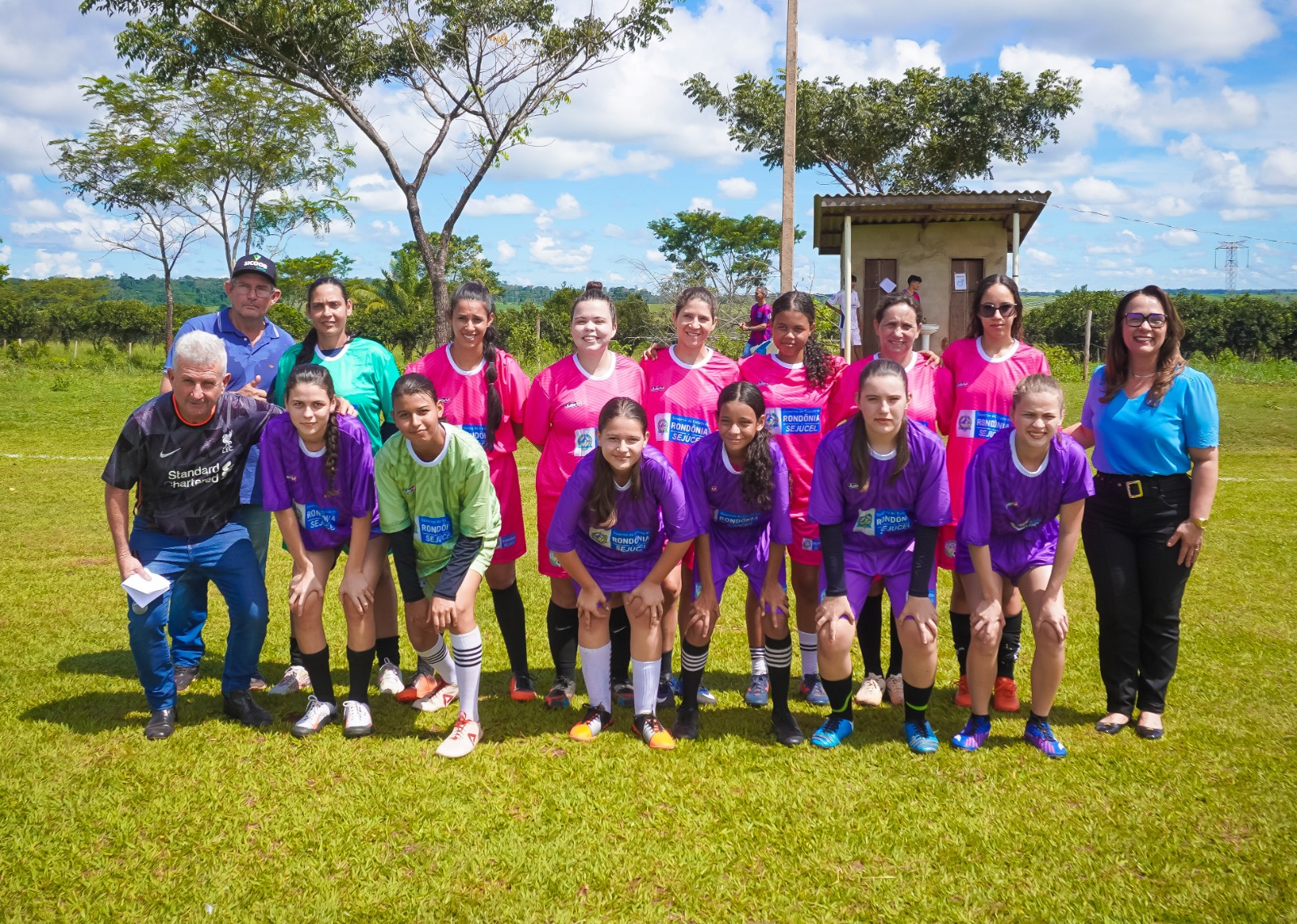 ROSANGELA DONADON: Deputada entrega uniformes e materiais esportivos para atletas de distrito
