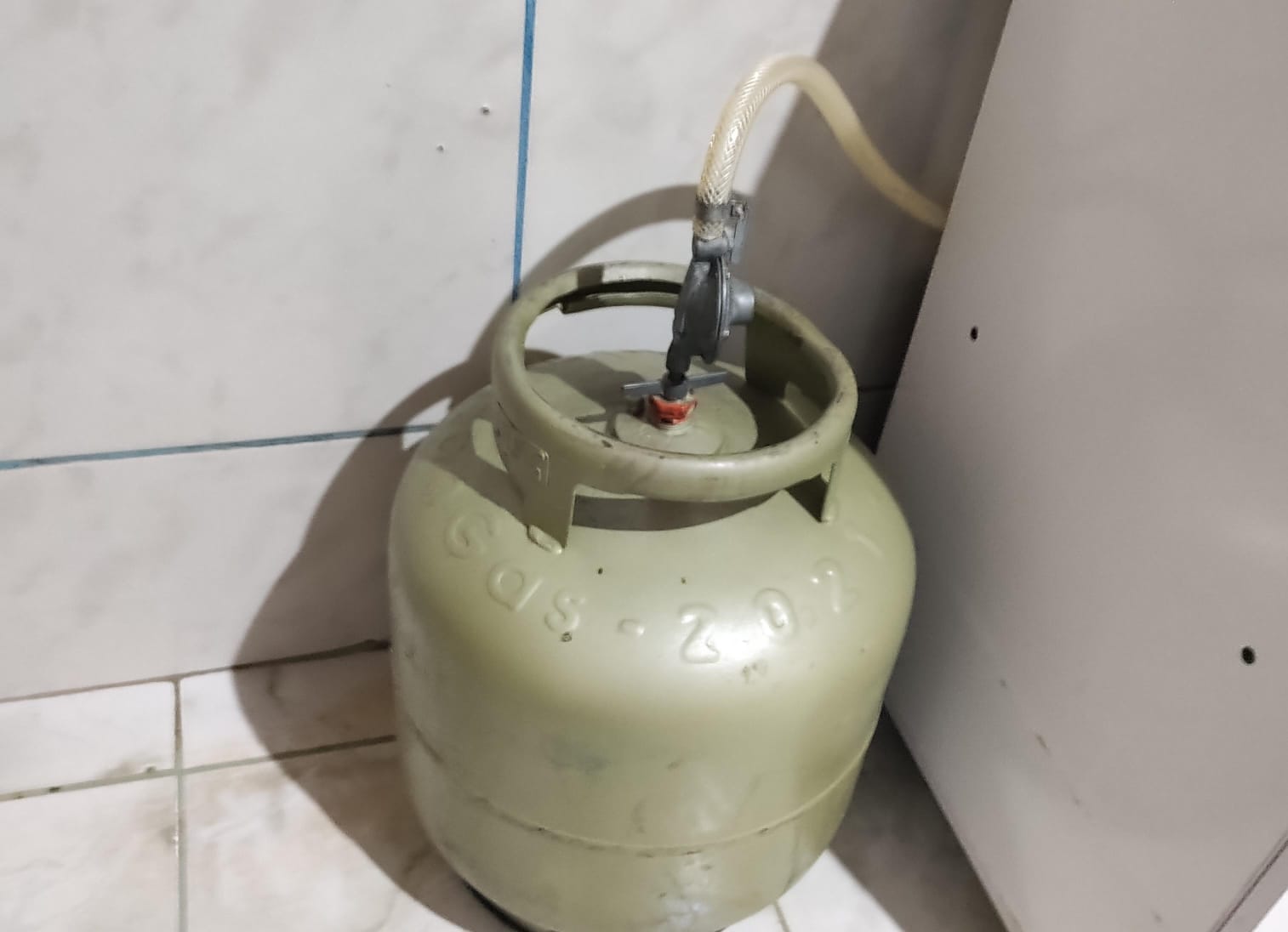 'VAMOS MORRER': Homem agride esposa, abre registro de gás e joga álcool no corpo