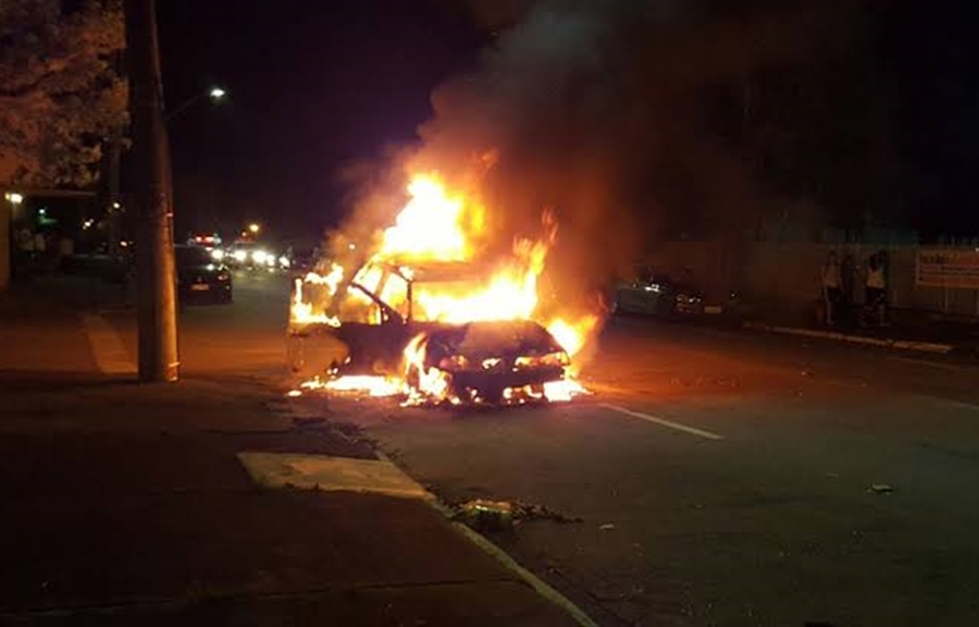 DESTRUIÇÃO: Carro é incendiado durante ataque de dupla criminosa na capital