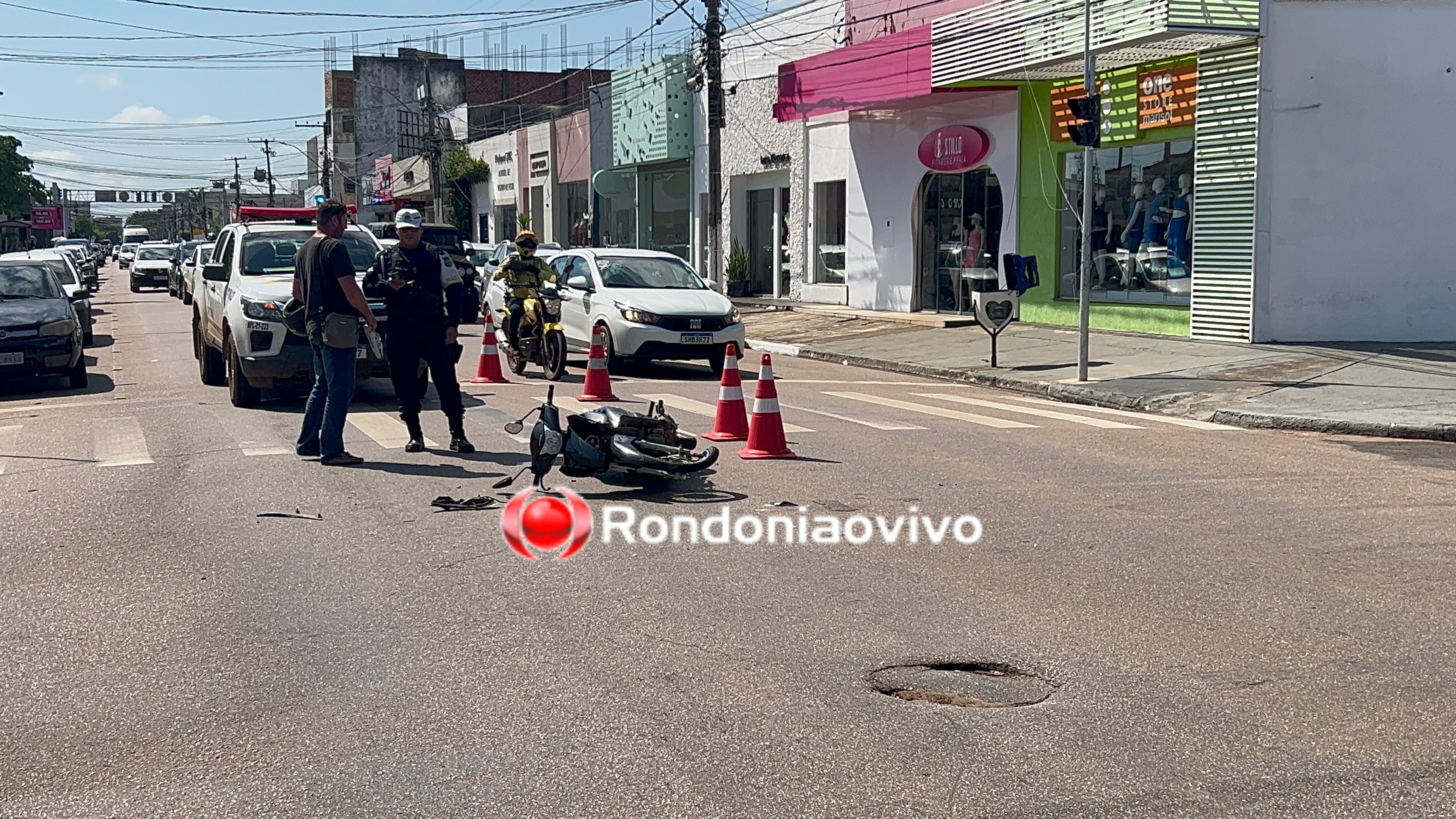 NO SEMÁFORO: Mulher é socorrida às pressas após grave acidente na Carlos Gomes