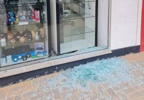 CADA UM POR SI: Mulher é presa após marido fugir durante furto em loja de celulares