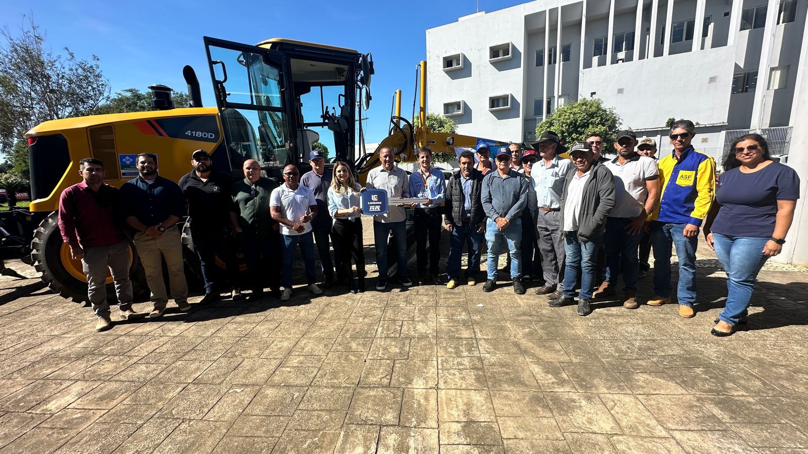 CARLA REDANO: Prefeita de Ariquemes entrega motoniveladora para fortalecer a agricultura