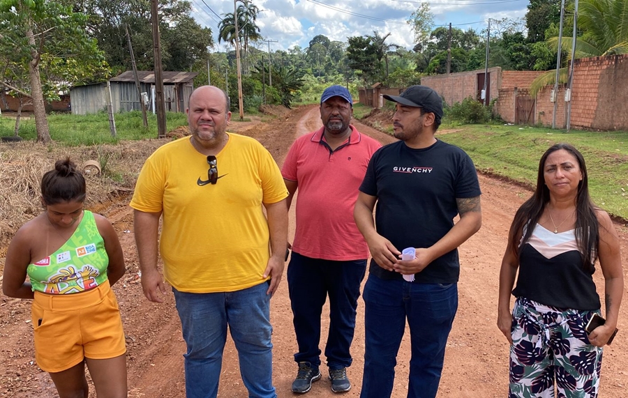 JÚNIOR QUEIROZ: Vereador acompanha serviço de patrolamento e cascalhamento em estrada