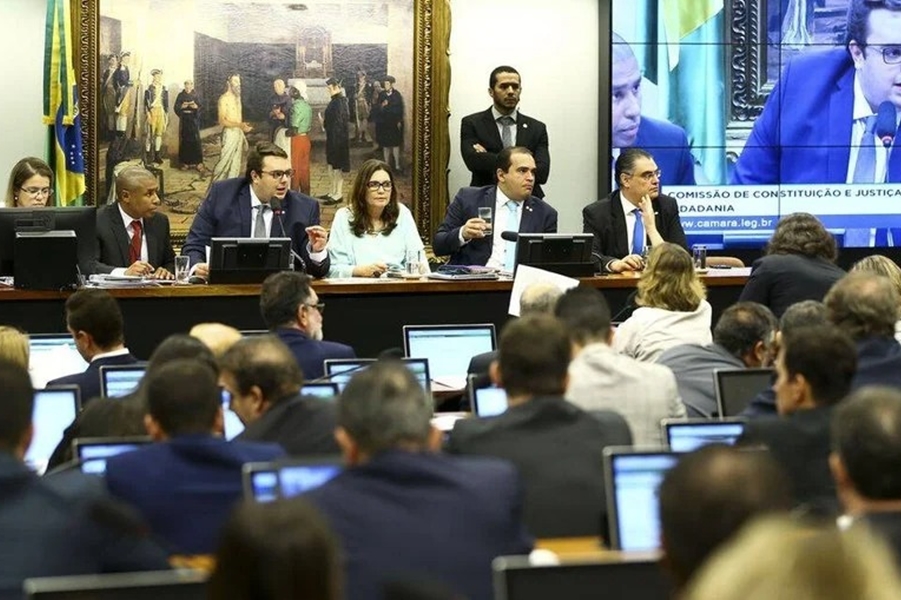 PROPOSTA: CCJ discute hoje PEC que permite trabalho para adolescentes de 14 anos