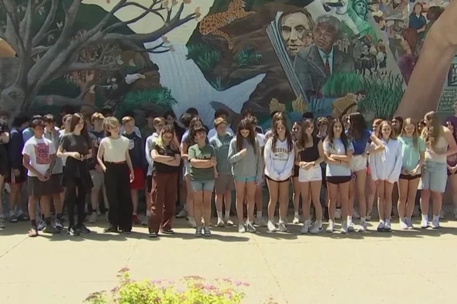 VÍDEO: Formatura em colégio reúne 23 pares de irmãos gêmeos