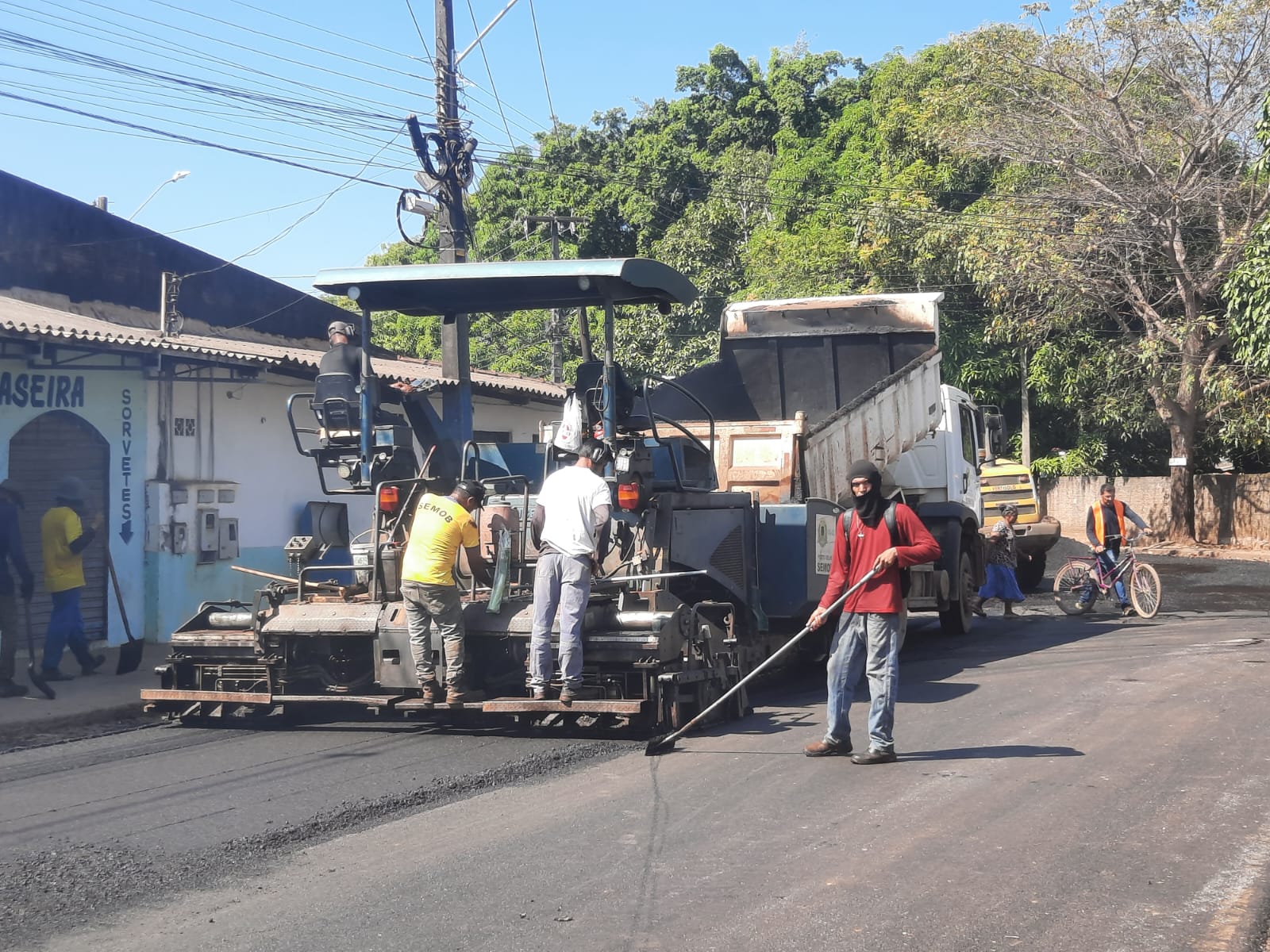 JÚNIOR QUEIROZ: SEMOB realiza recapeamento em ruas a pedido do vereador
