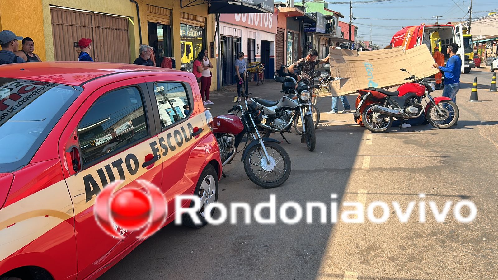 NA CALAMA: Motociclista quebra a perna após colisão contra carro de autoescola