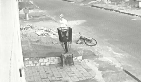 VÍDEO: Criminoso é flagrado fazendo arrastão em vila de apartamentos