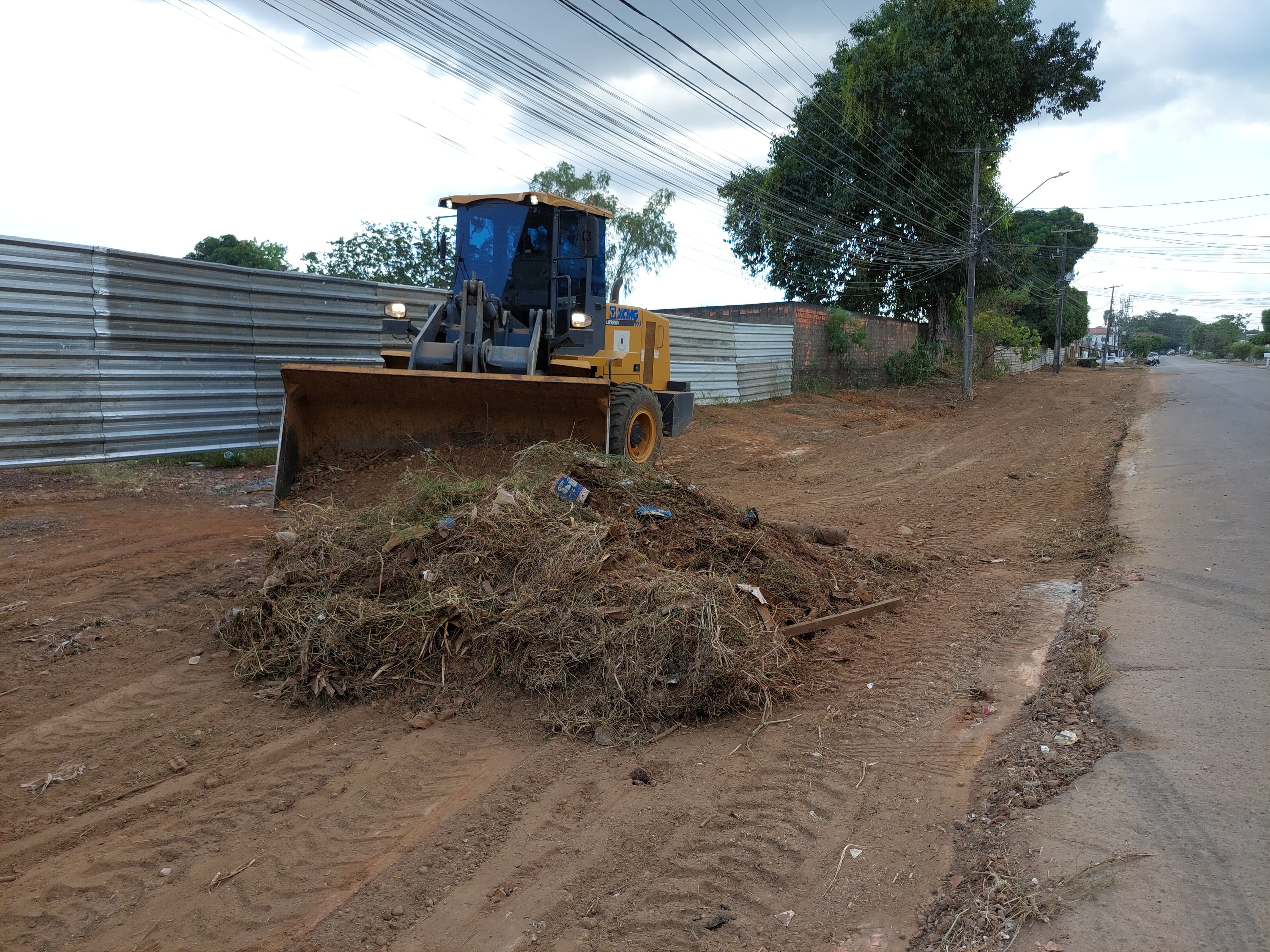 EDWILSON NEGREIROS: Vereador solicita e prefeitura faz limpeza e retirada de lixo no Bairro Embratel