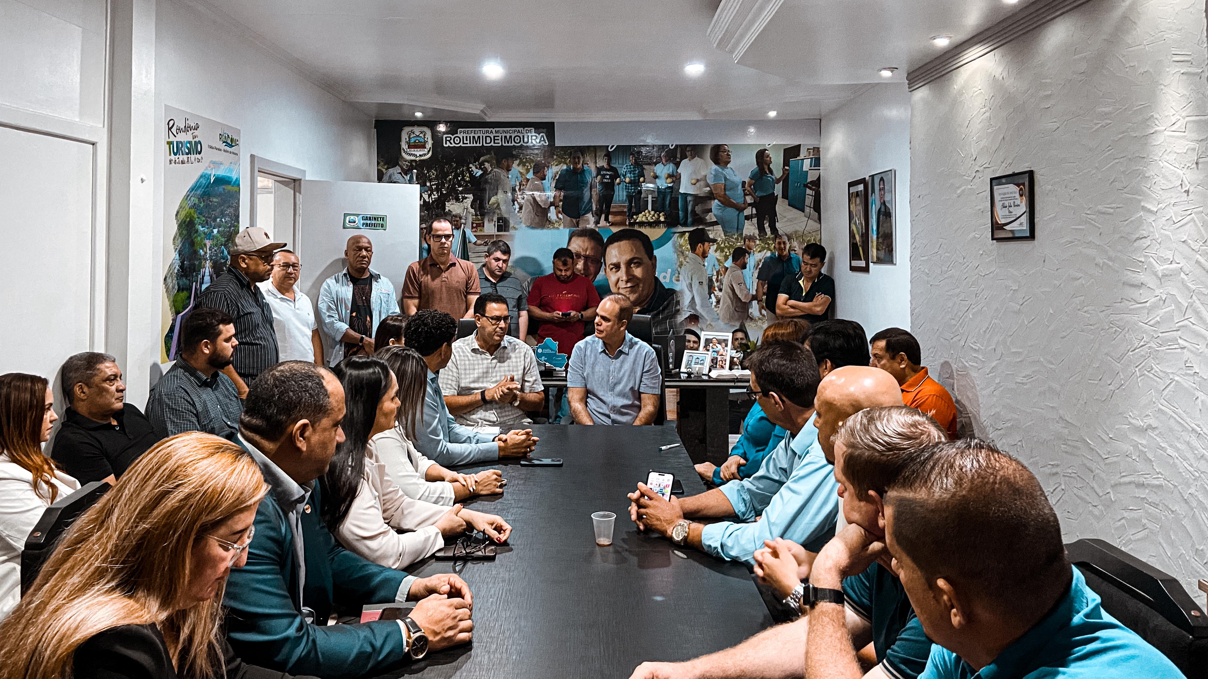 ALAN QUEIROZ: Deputado participa de reunião na prefeitura de Rolim de Moura para ouvir demandas