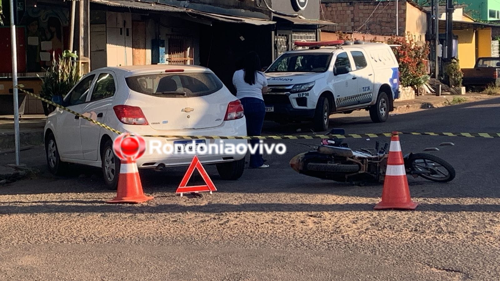 IMPRUDÊNCIA: Duas pessoas ficam lesionadas após forte colisão de carro com moto na 'Alexandre'