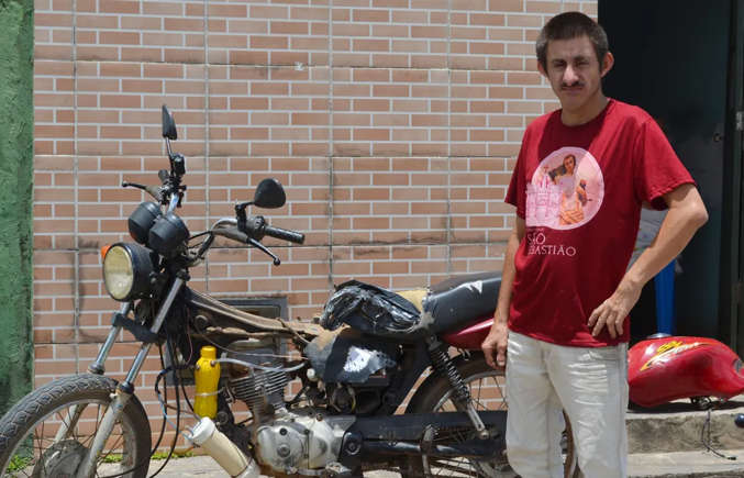 GÊNIO DO AGRESTE: Paraibano analfabeto cria moto movida a água 