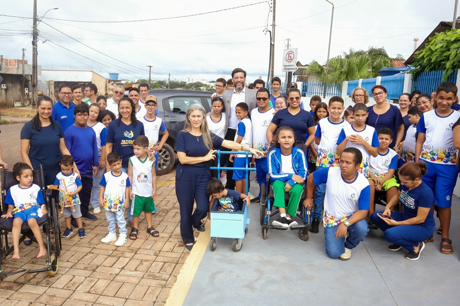 DELEGADO CAMARGO: Deputado entrega veículo para atender alunos do CERNIC