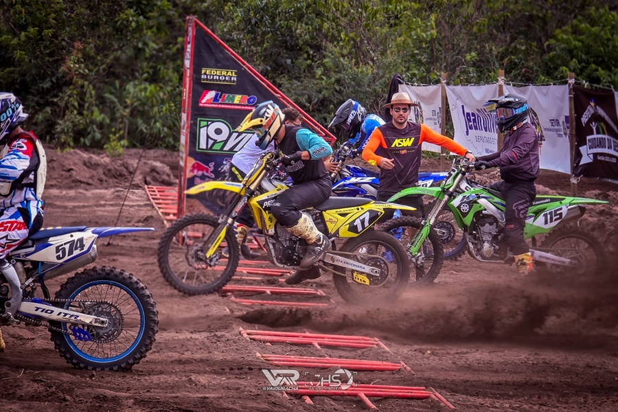 FOI SHOW: Abertura do Regional de Motocross em Chupinguaia foi pura emoção