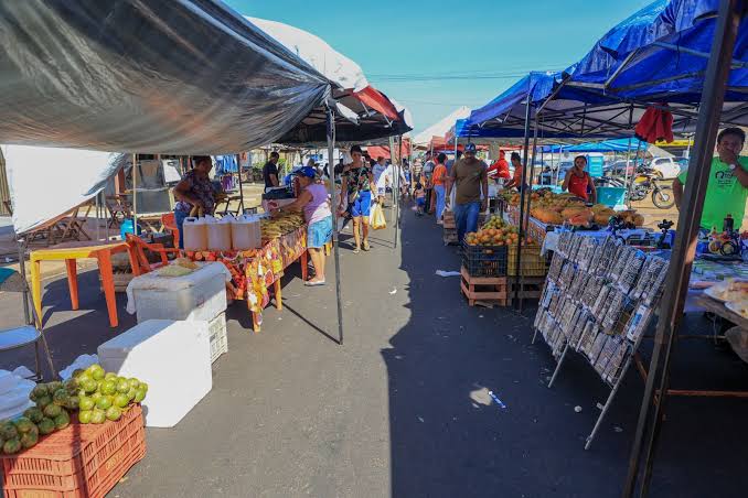 NA CABEÇA: Homem é socorrido pelo SAMU após ser espancado na feira livre