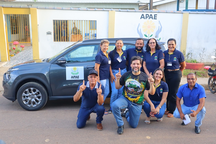 DELEGADO CAMARGO: APAE de Alto Paraíso recebe veículo viabilizado por emenda do deputado 
