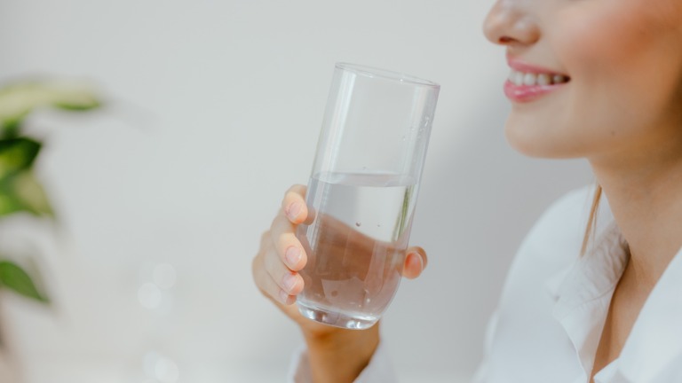 QUAL A CONTA CERTA?: Chá e café entram na quantidade ideal de água que devo tomar por dia? 