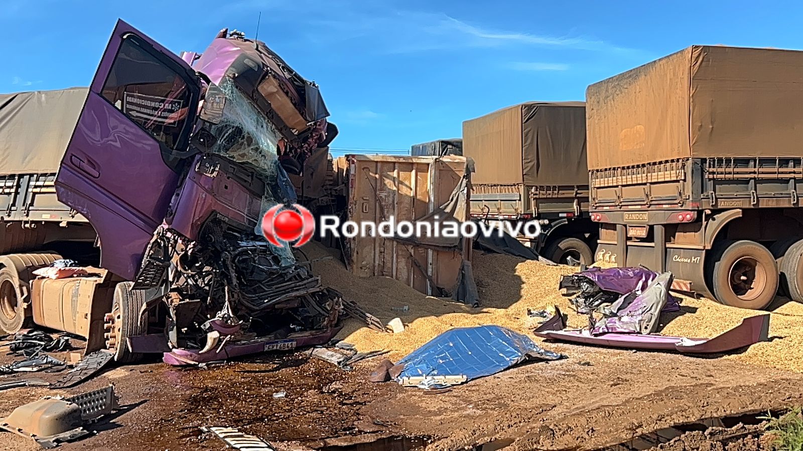 URGENTE: Motorista morre após colisão entre carretas na BR-364