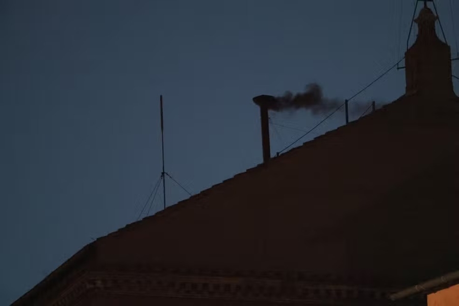 CONCLAVE: Fumaça preta na Capela Sistina; o que acontece agora?
