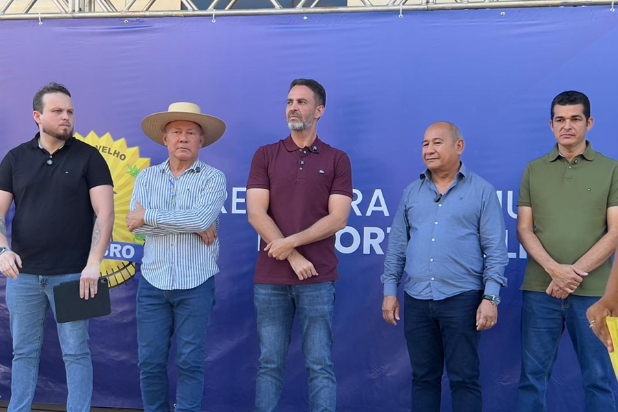 CHRISÓSTOMO: Dep. acompanha assinatura da ordem de serviço de obras de pavimentação 