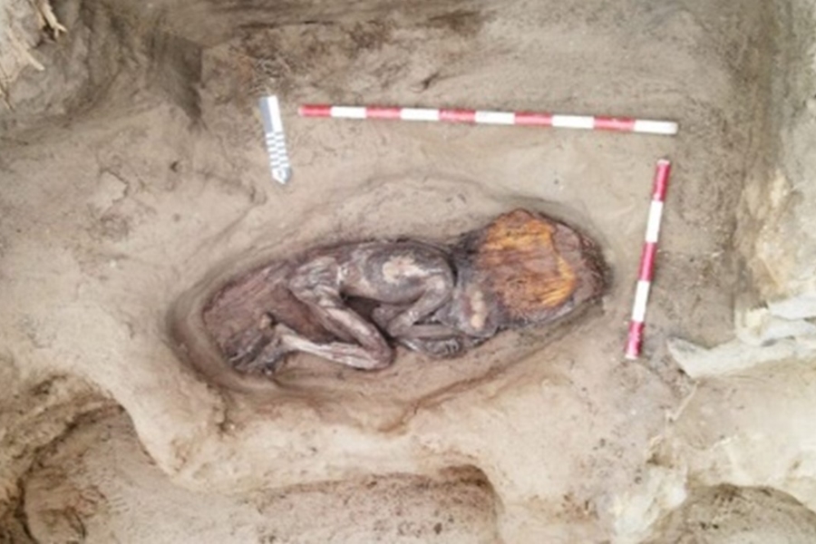 CIVILIZAÇÃO CARAL: Arqueólogos encontram múmia de 5 mil anos em depósito de lixo 