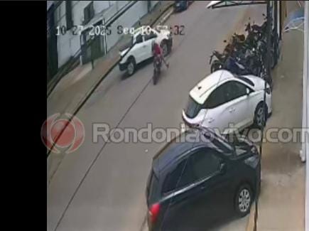 ASSISTA: Vídeo mostra acidente que deixou motociclista com grave lesão na perna 