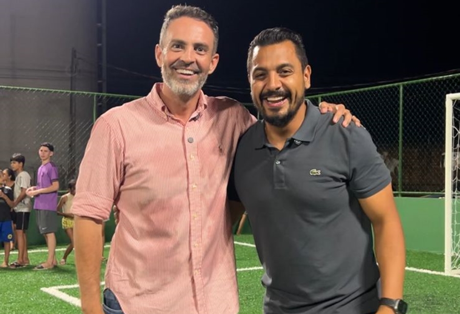 DR. GILBER: Vereador e prefeito entregam campo de futebol de grama sintética 