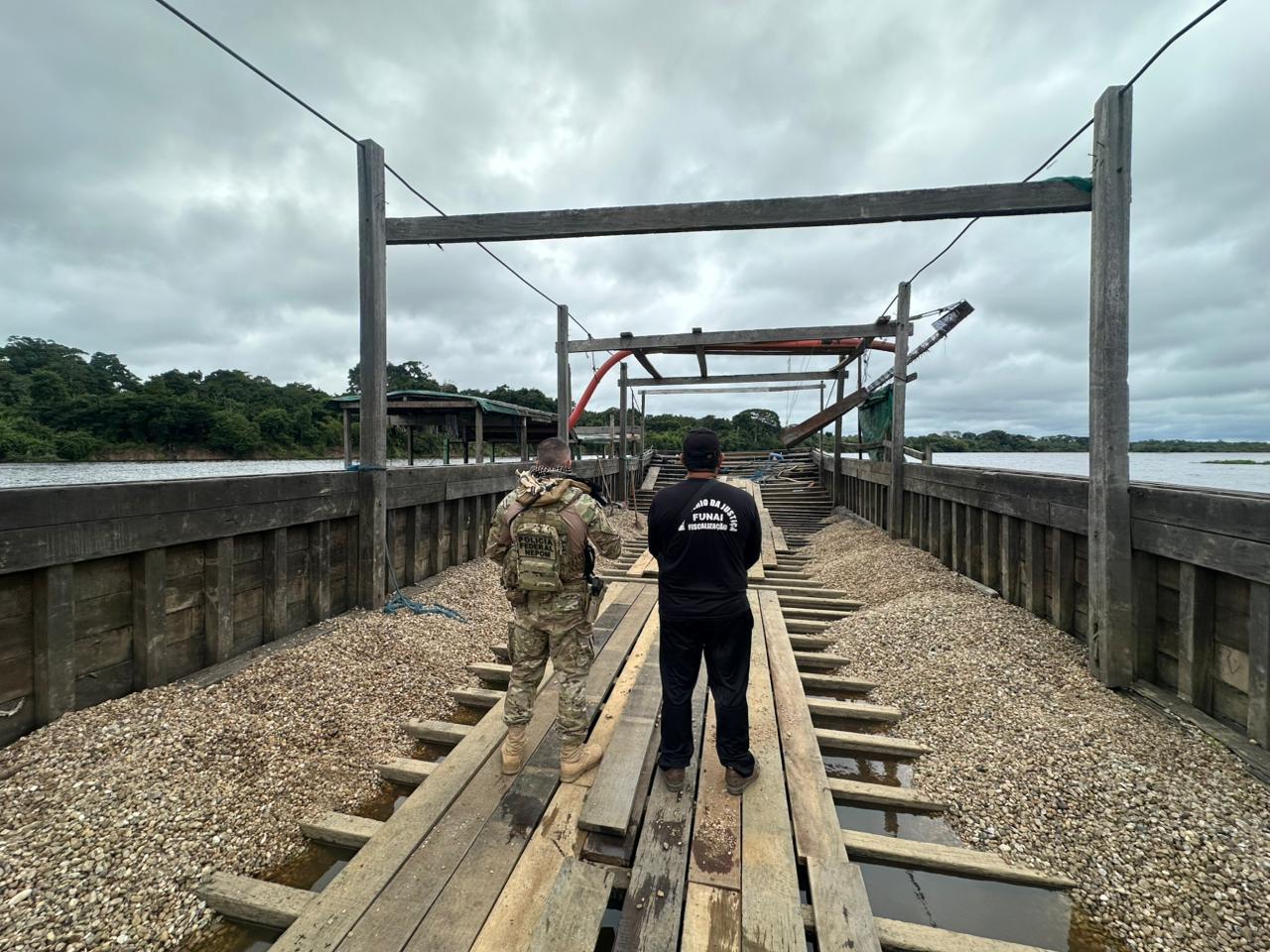 BAÍA DAS ONÇAS: Operação da PF explode draga que extraia  diamantes em Rondônia