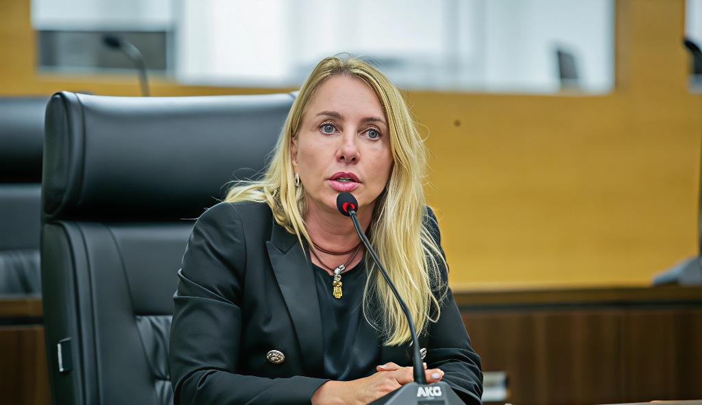 IEDA CHAVES: Deputada obtém aprovação de lei que reconhece tutores voluntários de animais