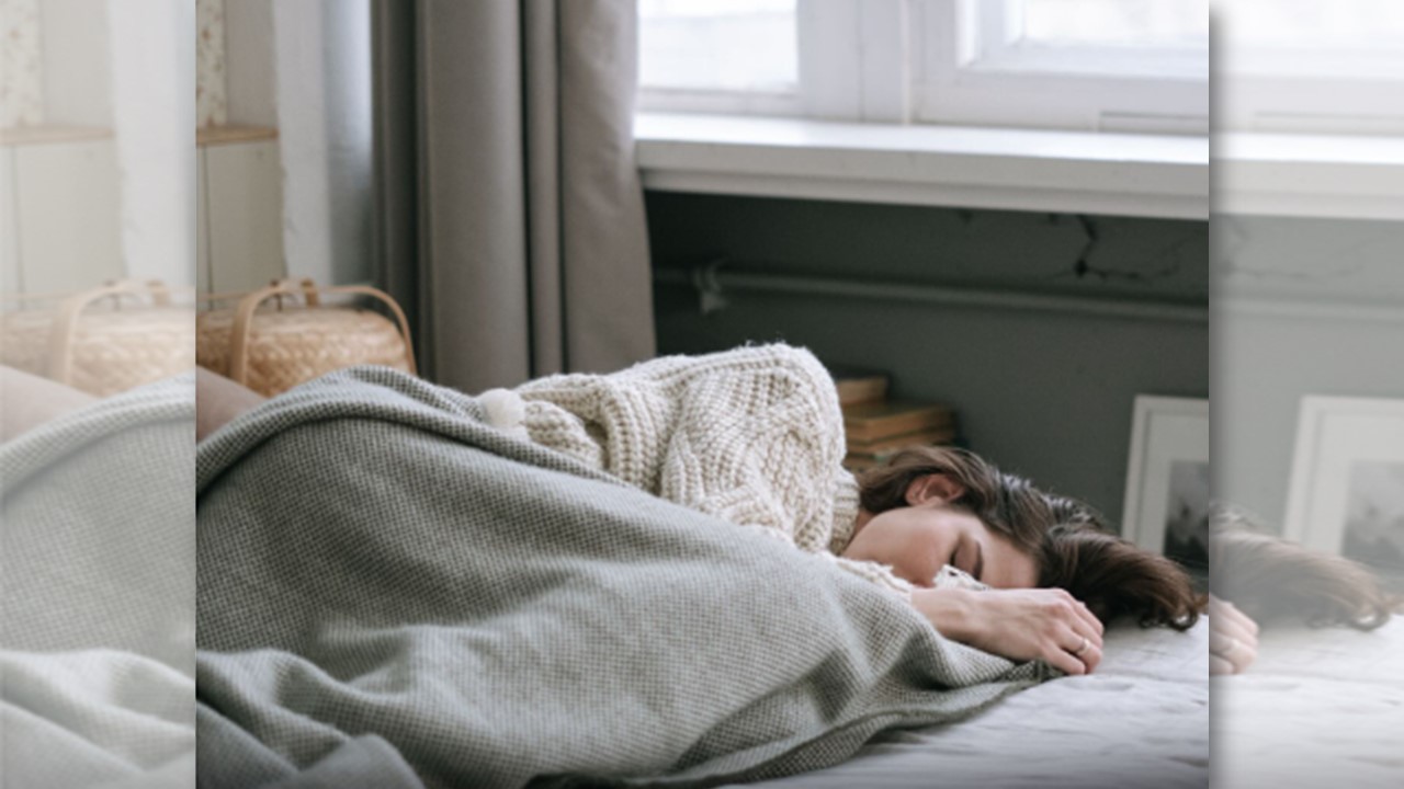 CALMA E SEGURANÇA: Algumas pessoas preferem dormir cobertas mesmo no calor e isso tem explicação 