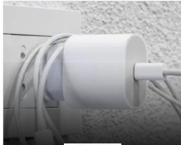 PERIGOSO: Carregador esquecido na tomada pode encarecer na conta de luz e gera riscos 